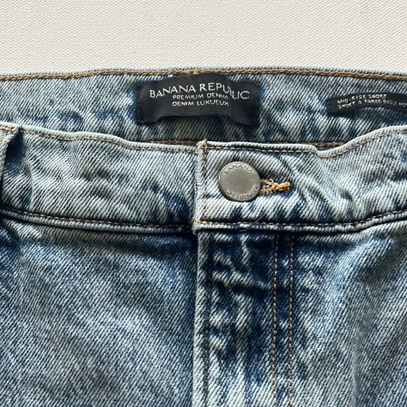 🎉 HOST PICK 🎉 Mid-Rise Denim Short - Picture 4 of 10